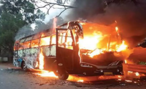 Pakistan News Fierce fire in bus due to AC failure-86